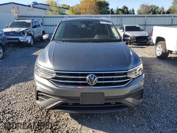 ✅ 2023 Volkswagen Tiguan SE • VIN: 3VVMB7AX5PM037828 • Lot: 82178305. Wystawiony na Copart z przebiegiem 38 953 mil. Bezpłatny archiwum sprzedaży aukcyjnych z USA i szczegółowy raport historii pojazdu na DreamBid. Zdjęcie 5.