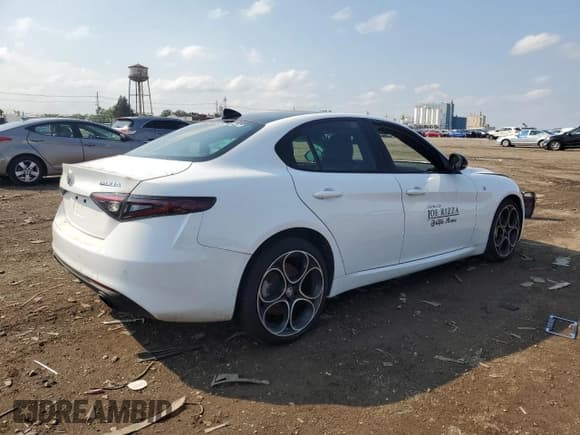 ✅ 2024 Alfa Romeo Giulia Veloce • VIN: ZARFANBN2R7678224 • Lot: 67978965. Wystawiony na Copart z przebiegiem 7 500 mil. Bezpłatny archiwum sprzedaży aukcyjnych z USA i szczegółowy raport historii pojazdu na DreamBid. Zdjęcie 3.
