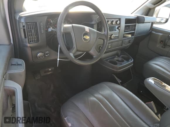 ✅ 2017 Chevrolet Express Cargo • VIN: 1GCWGAFF7H1106751 • Lot: 93034535. Wystawiony na Copart z przebiegiem 179 863 mil. Bezpłatny archiwum sprzedaży aukcyjnych z USA i szczegółowy raport historii pojazdu na DreamBid. Zdjęcie 8.