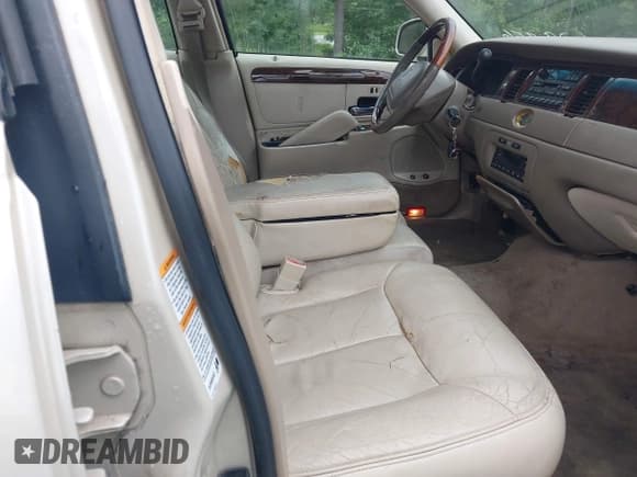 ✅ 2001 Lincoln Town Car Cartier • VIN: 1LNHM83W71Y629856 • Лот: 42821533. Опубликован ранее на IAAI с пробегом 163 204 миль. Бесплатный доступ к архиву аукционных продаж из США и подробный отчёт об истории автомобиля на DreamBid. Изображение 5.