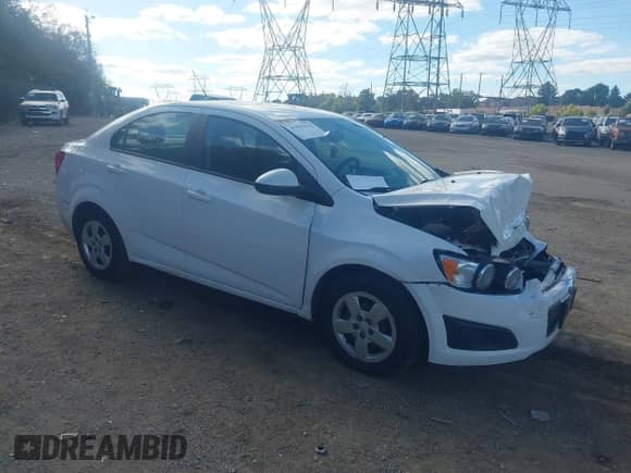 2015 Chevrolet Sonic LS z VIN 1G1JA5SG0F4118892, wystawiony jako IAAI lot #43427632 z przebiegiem 42 348 mil mil oraz . Historia ofert i sprzedaży dostępna na DreamBid. Obrazek 1.