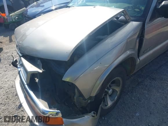 ✅ 2001 Chevrolet S-10 LS • VIN: 1GCCS19W118191967 • Lot: 43150765. Listed on IAAI with 265,726 mi. Free auction sales archive from the USA and detailed vehicle history report at DreamBid. Image 12.