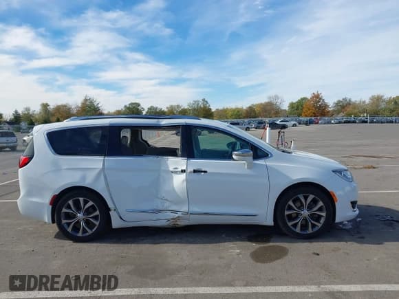 ✅ 2018 Chrysler Pacifica Limited • VIN: 2C4RC1GG5JR117703 • Lot: 43521625. Listed on IAAI with 88,374 mi. Free auction sales archive from the USA and detailed vehicle history report at DreamBid. Image 13.
