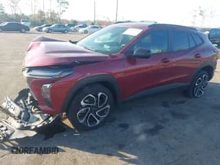 ✅ 2025 Chevrolet Trax 2RS • VIN: KL77LJEPXSC051196 • Лот: 43765643. Опубликован ранее на IAAI с пробегом 11 505 миль. Бесплатный доступ к архиву аукционных продаж из США и подробный отчёт об истории автомобиля на DreamBid. Изображение 2.