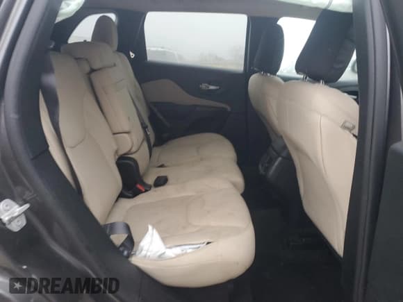 ✅ 2016 Jeep Cherokee Latitude • VIN: 1C4PJMCS0GW332317 • Лот: 45308935. Опубликован ранее на Copart с пробегом 141 688 миль. Бесплатный доступ к архиву аукционных продаж из США и подробный отчёт об истории автомобиля на DreamBid. Изображение 12.