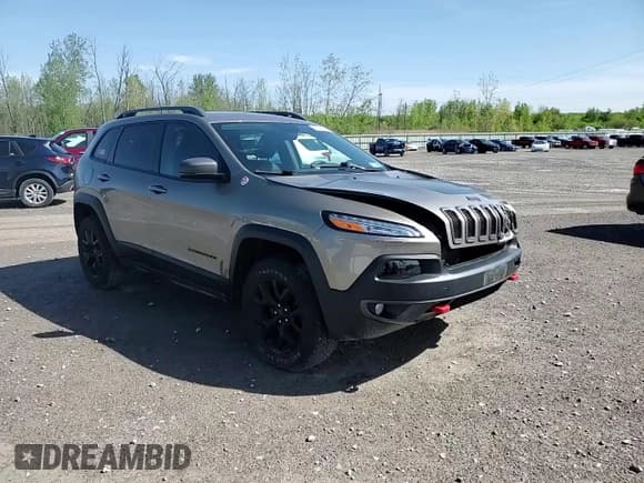 ✅ 2017 Jeep Cherokee Trailhawk L Plus • VIN: 1C4PJMBB4HW593615 • Lot: 56342885. Wystawiony na Copart z przebiegiem 88 215 mil. Bezpłatny archiwum sprzedaży aukcyjnych z USA i szczegółowy raport historii pojazdu na DreamBid. Zdjęcie 14.