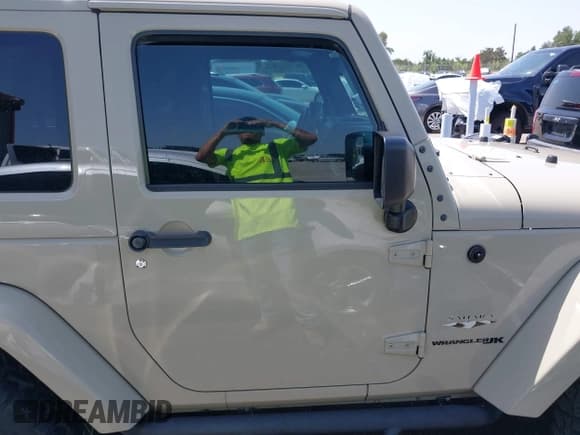 ✅ 2018 Jeep Wrangler Sahara • VIN: 1C4AJWBGXJL811092 • Lot: 42305620. Listed on IAAI with 41,021 mi. Free auction sales archive from the USA and detailed vehicle history report at DreamBid. Image 13.