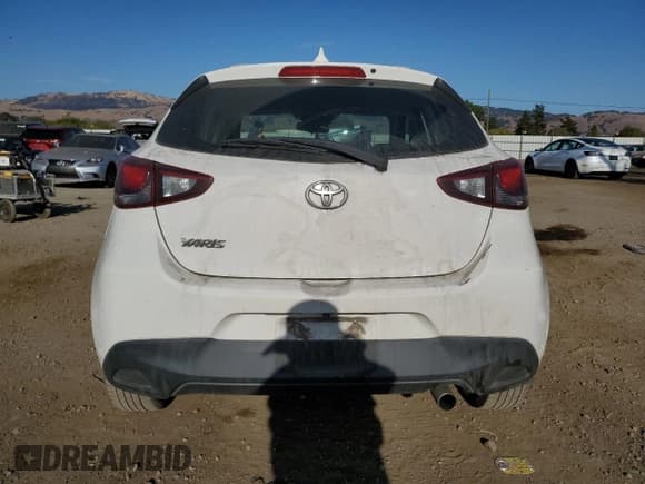 ✅ 2020 Toyota Yaris LE • VIN: 3MYDLBJV7LY708191 • Lot: 74007954. Wystawiony na Copart z przebiegiem 211 199 mil. Bezpłatny archiwum sprzedaży aukcyjnych z USA i szczegółowy raport historii pojazdu na DreamBid. Zdjęcie 6.