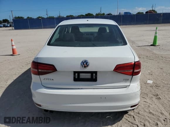 ✅ 2017 Volkswagen Jetta S • VIN: 3VW2B7AJ6HM290124 • Lot: 93185025. Wystawiony na Copart z przebiegiem 87 171 mil. Bezpłatny archiwum sprzedaży aukcyjnych z USA i szczegółowy raport historii pojazdu na DreamBid. Zdjęcie 6.