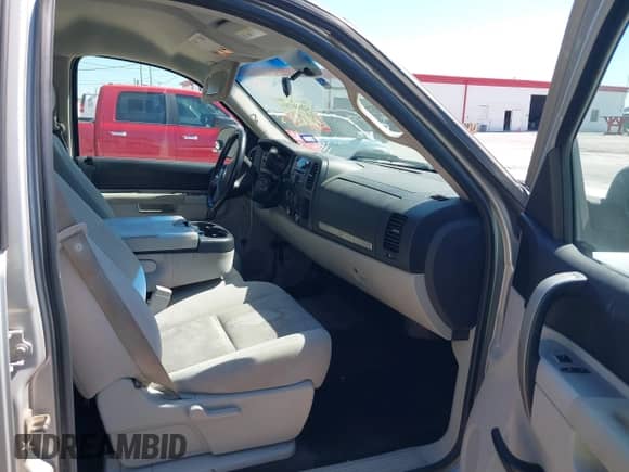 2010 Chevrolet Silverado 1500 LT z VIN 3GCRCSEAXAG186638, wystawiony jako IAAI lot #42680769 z przebiegiem 240 568 mil mil oraz . Historia ofert i sprzedaży dostępna na DreamBid. Obrazek 5.