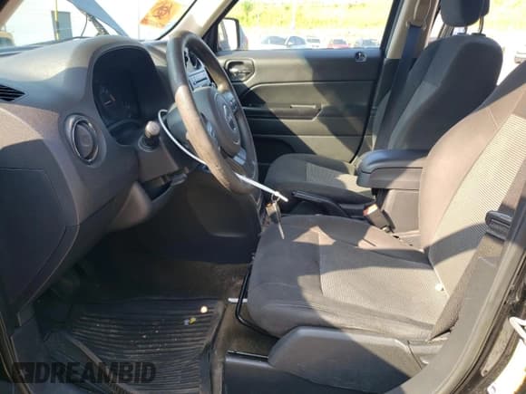 ✅ 2017 Jeep Patriot Sport SE • VIN: 1C4NJPBA6HD207756 • Lot: 64142705. Wystawiony na Copart z przebiegiem 110 981 mil. Bezpłatny archiwum sprzedaży aukcyjnych z USA i szczegółowy raport historii pojazdu na DreamBid. Zdjęcie 7.