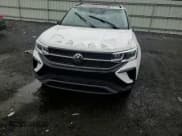 ✅ 2024 Volkswagen Taos SE Black • VIN: 3VVLX7B28RM128157 • Lot: 60040955. Wystawiony na Copart z przebiegiem Nie podano. Bezpłatny archiwum sprzedaży aukcyjnych z USA i szczegółowy raport historii pojazdu na DreamBid. Zdjęcie 13.