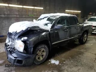 ✅ 2008 Dodge Dakota Laramie • VIN: 1D7HW58N68S613941 • Lot: 45857855. Wystawiony na Copart z przebiegiem 235 384 mil. Bezpłatny archiwum sprzedaży aukcyjnych z USA i szczegółowy raport historii pojazdu na DreamBid. Zdjęcie 1.