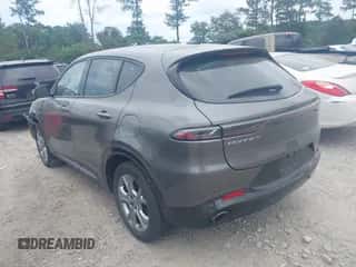 2024 Dodge Hornet R/T z VIN ZACPDFCW4R3A31661, wystawiony jako IAAI lot #42907587 z przebiegiem 33 101 mil mil oraz . Historia ofert i sprzedaży dostępna na DreamBid. Obrazek 3.