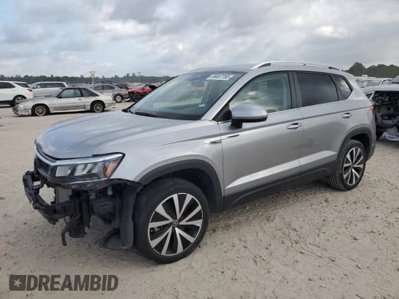 ✅ 2024 Volkswagen Taos SE • VIN: 3VVSX7B26RM028814 • Лот: 89467765. Опубликован ранее на Copart с пробегом 49 278 миль. Бесплатный доступ к архиву аукционных продаж из США и подробный отчёт об истории автомобиля на DreamBid. Изображение 1.