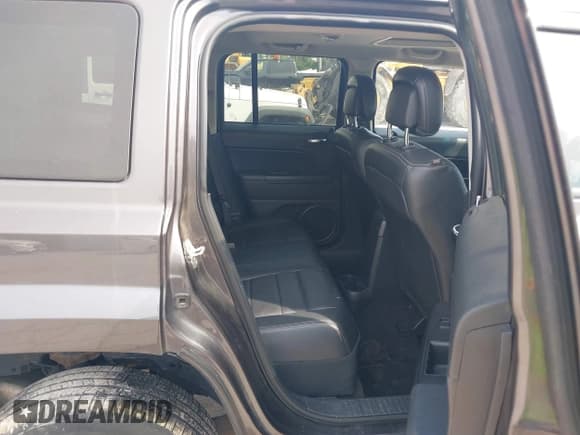 ✅ 2016 Jeep Patriot High Altitude • VIN: 1C4NJPFA2GD612411 • Lot: 42921391. Wystawiony na IAAI z przebiegiem 121 746 mil. Bezpłatny archiwum sprzedaży aukcyjnych z USA i szczegółowy raport historii pojazdu na DreamBid. Zdjęcie 8.