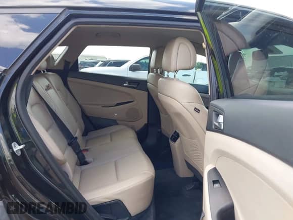 2018 Hyundai Tucson SEL z VIN KM8J33A42JU655670, wystawiony jako IAAI lot #42337024 z przebiegiem 56 730 mil mil oraz . Historia ofert i sprzedaży dostępna na DreamBid. Obrazek 8.