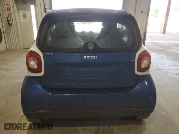 ✅ 2016 Smart fortwo Prime • VIN: WMEFJ5DA9GK053514 • Lot: 61554565. Wystawiony na Copart z przebiegiem 85 779 mil. Bezpłatny archiwum sprzedaży aukcyjnych z USA i szczegółowy raport historii pojazdu na DreamBid. Zdjęcie 6.