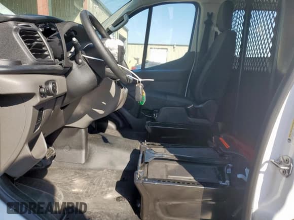 ✅ 2024 Ford Transit Cargo • VIN: 1FTBR1Y85RKA96160 • Lot: 84639715. Wystawiony na Copart z przebiegiem Nie podano. Bezpłatny archiwum sprzedaży aukcyjnych z USA i szczegółowy raport historii pojazdu na DreamBid. Zdjęcie 7.