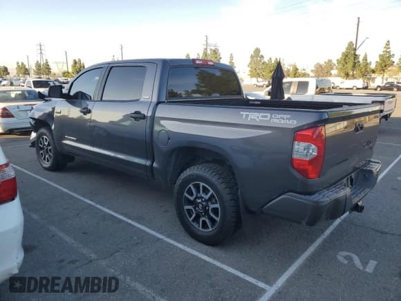 ✅ 2017 Toyota Tundra SR5 • VIN: 5TFEY5F1XHX219594 • Лот: 90848975. Опубликован ранее на Copart с пробегом 238 514 миль. Бесплатный доступ к архиву аукционных продаж из США и подробный отчёт об истории автомобиля на DreamBid. Изображение 2.