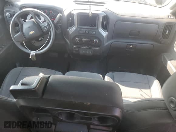 ✅ 2020 Chevrolet Silverado 1500 Custom • VIN: 1GCRYBEF9LZ105676 • Lot: 69031005. Wystawiony na Copart z przebiegiem 73 315 mil. Bezpłatny archiwum sprzedaży aukcyjnych z USA i szczegółowy raport historii pojazdu na DreamBid. Zdjęcie 8.