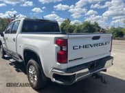 ✅ 2021 Chevrolet Silverado 2500HD LT • VIN: 1GC1YNEY6MF260186 • Lot: 85137715. Wystawiony na Copart z przebiegiem 91 649 mil. Bezpłatny archiwum sprzedaży aukcyjnych z USA i szczegółowy raport historii pojazdu na DreamBid. Zdjęcie 3.