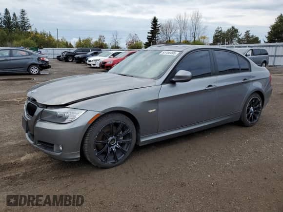 2011 BMW 3 Series z VIN WBAPG7G58BNN18042, wystawiony jako Copart lot #83788495 z przebiegiem 251 963 mil mil oraz Szkoda całkowita • Salvage title. Historia ofert i sprzedaży dostępna na DreamBid. Obrazek 1.