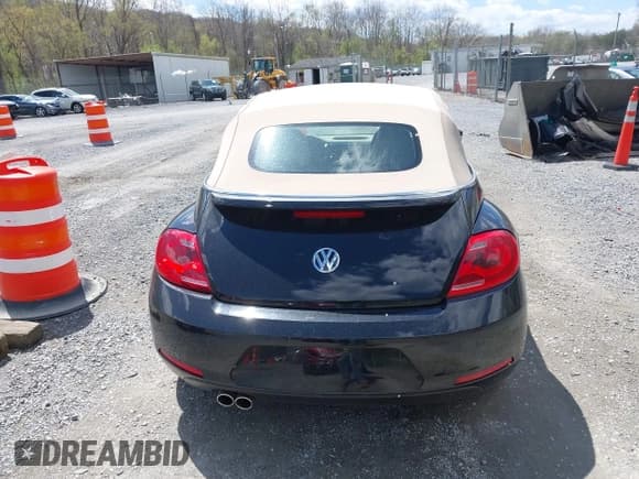 ✅ 2014 Volkswagen Beetle 2.5L w/Sound/Nav • VIN: 3VW5P7AT3EM803079 • Lot: 42025851. Wystawiony na IAAI z przebiegiem 101 028 mil. Bezpłatny archiwum sprzedaży aukcyjnych z USA i szczegółowy raport historii pojazdu na DreamBid. Zdjęcie 16.