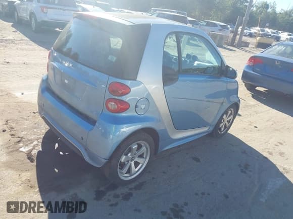 ✅ 2013 Smart fortwo Pure • VIN: WMEEJ3BA3DK693314 • Lot: 43107016. Wystawiony na IAAI z przebiegiem 84 397 mil. Bezpłatny archiwum sprzedaży aukcyjnych z USA i szczegółowy raport historii pojazdu na DreamBid. Zdjęcie 4.