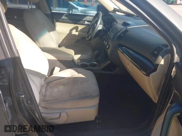 ✅ 2011 Kia Sorento LX • VIN: 5XYKTDA16BG128304 • Lot: 43180772. Wystawiony na IAAI z przebiegiem 175 867 mil. Bezpłatny archiwum sprzedaży aukcyjnych z USA i szczegółowy raport historii pojazdu na DreamBid. Zdjęcie 5.