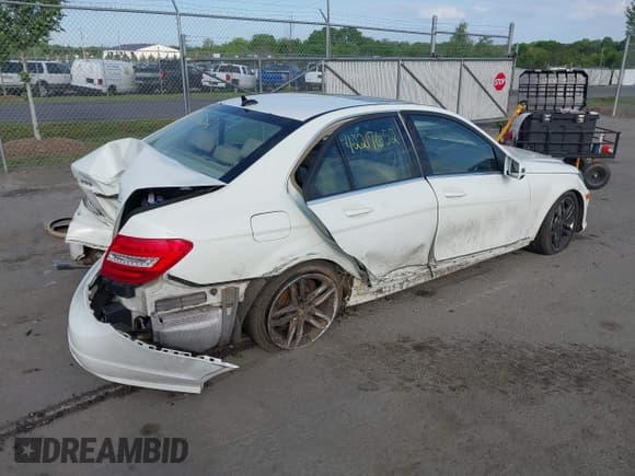 ✅ 2012 Mercedes-Benz C 300 Sport • VIN: WDDGF8BB0CR198952 • Lot: 42217652. Listed on IAAI with 138,919 mi. Free auction sales archive from the USA and detailed vehicle history report at DreamBid. Image 4.