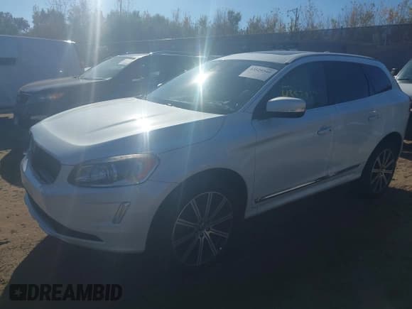 ✅ 2015 Volvo XC60 T6 Platinum • VIN: YV4902RM0F2673843 • Lot: 43529340. Wystawiony na IAAI z przebiegiem 132 704 mil. Bezpłatny archiwum sprzedaży aukcyjnych z USA i szczegółowy raport historii pojazdu na DreamBid. Zdjęcie 2.