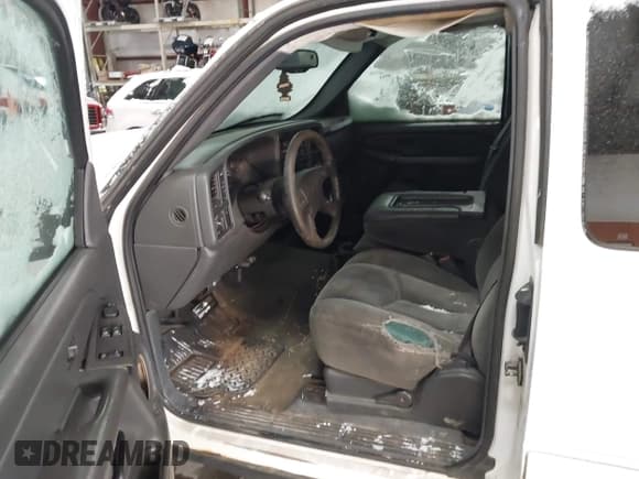 ✅ 2004 Chevrolet Silverado 2500HD LT • VIN: 1GCHK29114E207770 • Lot: 43854934. Wystawiony na IAAI z przebiegiem Nie podano. Bezpłatny archiwum sprzedaży aukcyjnych z USA i szczegółowy raport historii pojazdu na DreamBid. Zdjęcie 5.