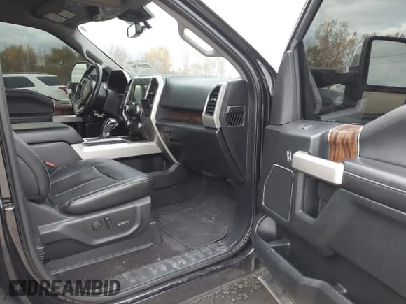 ✅ 2019 Ford F-150 XL • VIN: 1FTFW1E57KKC69400 • Lot: 43500764. Wystawiony na IAAI z przebiegiem 140 780 mil. Bezpłatny archiwum sprzedaży aukcyjnych z USA i szczegółowy raport historii pojazdu na DreamBid. Zdjęcie 5.