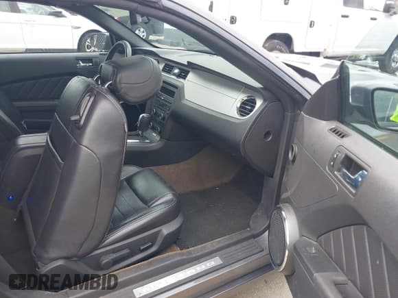 ✅ 2013 Ford Mustang V6 • VIN: 1ZVBP8EM0D5280829 • Lot: 41913434. Listed on IAAI with 214,404 mi. Free auction sales archive from the USA and detailed vehicle history report at DreamBid. Image 5.