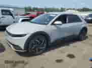 2022 Hyundai Ioniq 5 SEL z VIN KM8KNDAF0NU050090, wystawiony jako Copart lot #63277554 z przebiegiem 14 423 mil mil oraz Szkoda całkowita • Salvage title. Historia ofert i sprzedaży dostępna na DreamBid. Obrazek 1.