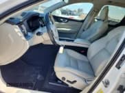 ✅ 2018 Volvo XC60 Momentum • VIN: LYVA22RK2JB097432 • Lot: 82038815. Wystawiony na Copart z przebiegiem 125 034 mil. Bezpłatny archiwum sprzedaży aukcyjnych z USA i szczegółowy raport historii pojazdu na DreamBid. Zdjęcie 7.