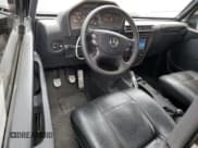 ✅ 1988 Mercedes-Benz 230 • VIN: 46023017027716 • Лот: 51812975. Опубликован ранее на Copart с пробегом 122 580 миль. Бесплатный доступ к архиву аукционных продаж из США и подробный отчёт об истории автомобиля на DreamBid. Изображение 8.