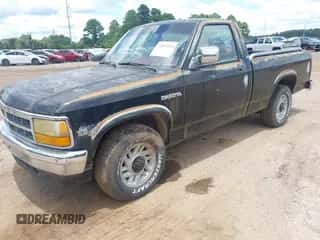 1993 Dodge Dakota z VIN 1B7FL26Y3PS225117, wystawiony jako IAAI lot #42587109 z przebiegiem 137 543 mil mil oraz . Historia ofert i sprzedaży dostępna na DreamBid. Obrazek 2.
