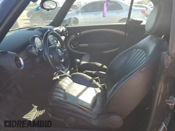 ✅ 2013 MINI Convertible • VIN: WMWZN3C51DT266291 • Лот: 46615095. Опубликован ранее на Copart с пробегом 134 832 миль. Бесплатный доступ к архиву аукционных продаж из США и подробный отчёт об истории автомобиля на DreamBid. Изображение 7.