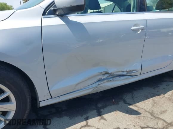 ✅ 2017 Volkswagen Jetta S • VIN: 3VW167AJ9HM285192 • Lot: 42971319. Wystawiony na IAAI z przebiegiem 143 485 mil. Bezpłatny archiwum sprzedaży aukcyjnych z USA i szczegółowy raport historii pojazdu na DreamBid. Zdjęcie 6.