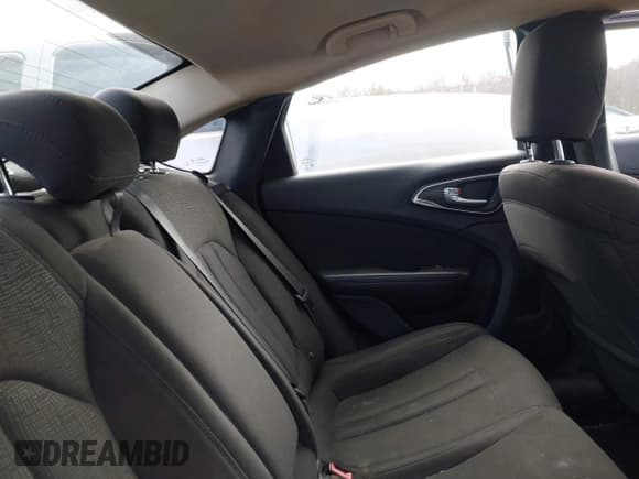 ✅ 2015 Chrysler 200 Limited • VIN: 1C3CCCAB7FN703925 • Lot: 43728662. Wystawiony na IAAI z przebiegiem 207 509 mil. Bezpłatny archiwum sprzedaży aukcyjnych z USA i szczegółowy raport historii pojazdu na DreamBid. Zdjęcie 8.