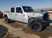 ✅ 2023 Jeep Gladiator Mojave • VIN: 1C6JJTEG9PL587727 • Лот: 52098305. Опубликован ранее на Copart с пробегом 28 776 миль. Бесплатный доступ к архиву аукционных продаж из США и подробный отчёт об истории автомобиля на DreamBid. Изображение 4.