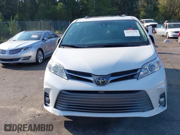 ✅ 2018 Toyota Sienna XLE • VIN: 5TDYZ3DC9JS956753 • Lot: 43255578. Listed on IAAI with 136,045 mi. Free auction sales archive from the USA and detailed vehicle history report at DreamBid. Image 12.