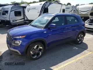 2024 Hyundai Venue SEL z VIN KMHRC8A39RU323213, wystawiony jako Copart lot #67028904 z przebiegiem 4 660 mil mil oraz Szkoda całkowita • Salvage title. Historia ofert i sprzedaży dostępna na DreamBid. Obrazek 1.