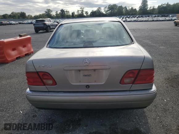 ✅ 1998 Mercedes-Benz E • VIN: WDBJF70F4WA697125 • Lot: 80075035. Wystawiony na Copart z przebiegiem 134 039 mil. Bezpłatny archiwum sprzedaży aukcyjnych z USA i szczegółowy raport historii pojazdu na DreamBid. Zdjęcie 6.
