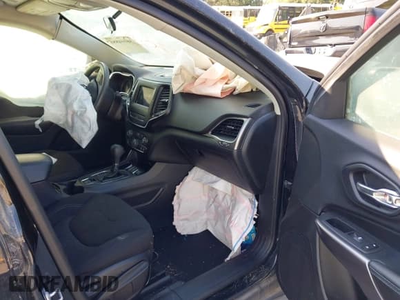 ✅ 2019 Jeep Cherokee Latitude • VIN: 1C4PJLCB4KD444570 • Lot: 36044886. Wystawiony na IAAI z przebiegiem 85 230 mil. Bezpłatny archiwum sprzedaży aukcyjnych z USA i szczegółowy raport historii pojazdu na DreamBid. Zdjęcie 5.