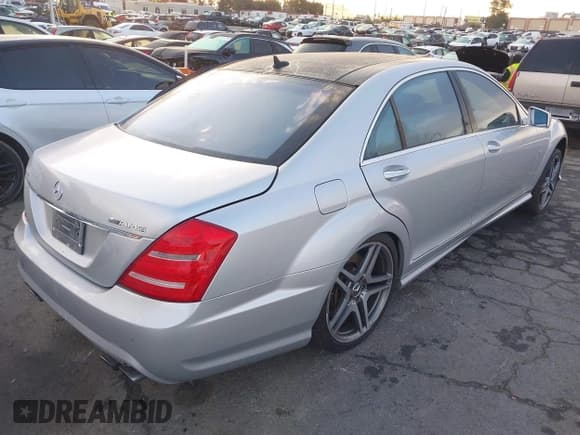 ✅ 2010 Mercedes-Benz S 63 AMG • VIN: WDDNG7HB9AA283595 • Лот: 41425737. Опубликован ранее на IAAI с пробегом 125 940 миль. Бесплатный доступ к архиву аукционных продаж из США и подробный отчёт об истории автомобиля на DreamBid. Изображение 4.