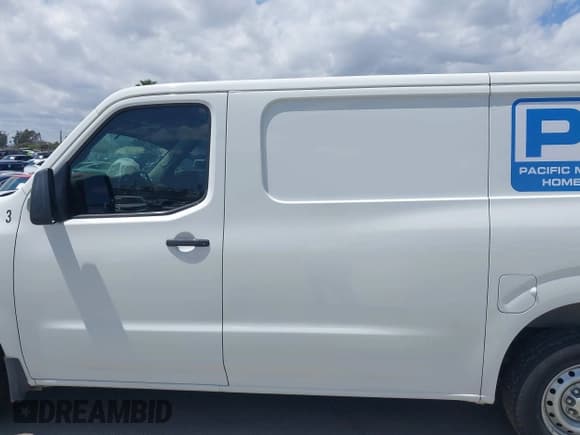 ✅ 2020 Nissan NV Cargo SV • VIN: 1N6BF0KMXLN802857 • Lot: 42217563. Wystawiony na IAAI z przebiegiem 156 333 mil. Bezpłatny archiwum sprzedaży aukcyjnych z USA i szczegółowy raport historii pojazdu na DreamBid. Zdjęcie 14.