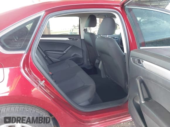 ✅ 2016 Volkswagen Passat S • VIN: 1VWAT7A3XGC012384 • Lot: 43722868. Wystawiony na IAAI z przebiegiem 125 870 mil. Bezpłatny archiwum sprzedaży aukcyjnych z USA i szczegółowy raport historii pojazdu na DreamBid. Zdjęcie 8.